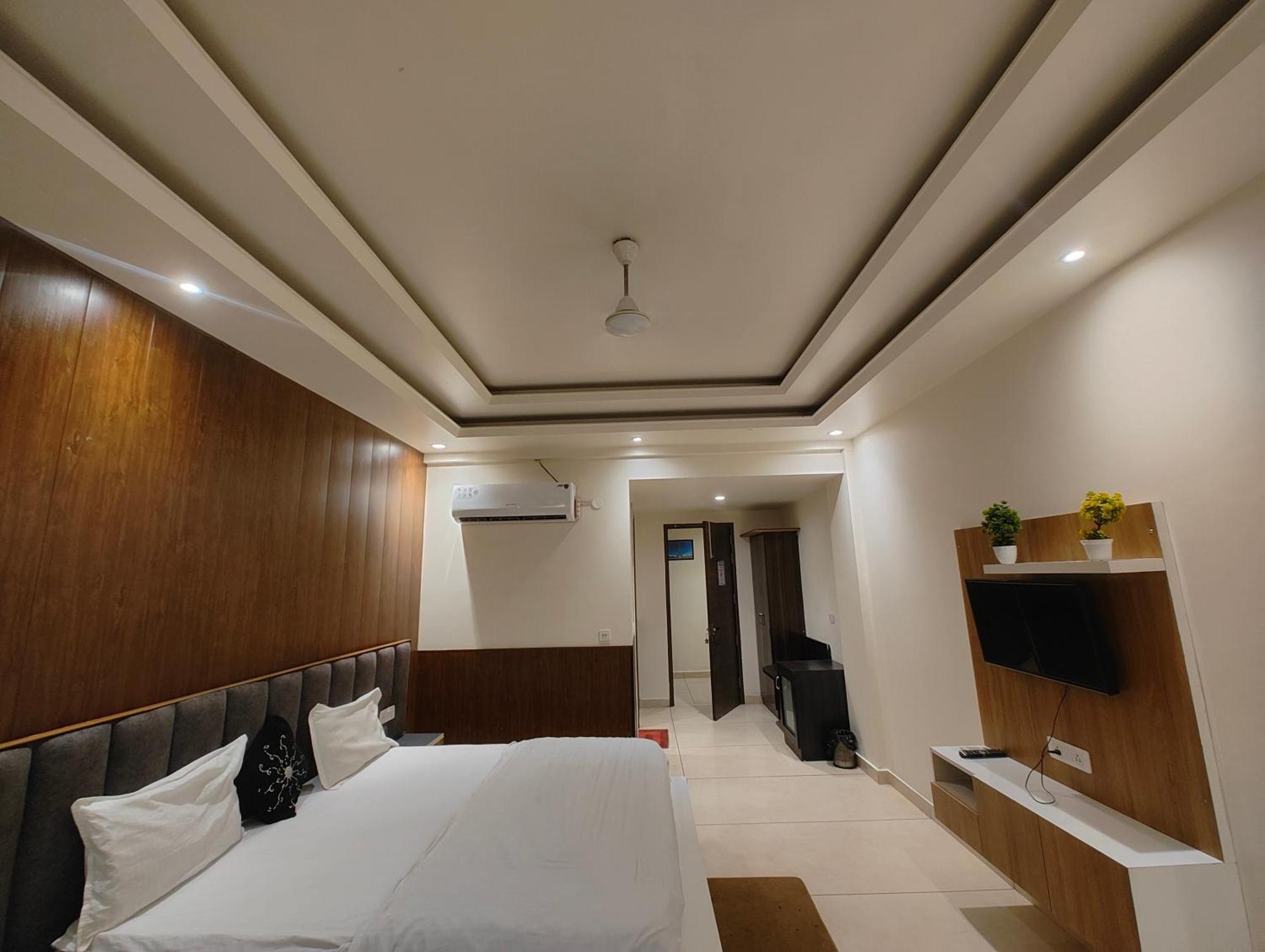 Hotel Skylark & Banquet Palwal ภายนอก รูปภาพ